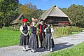 Gruppe in Tracht vor dem Vogstbauernhof im Schwarzwälder Freilichtmuseum Vogstbauernhof