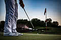 Golfer beim Abschlag im Golfclub Breisgau